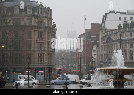 London, UK. 10. Februar 2017. Geringe Sichtbarkeit mit hohen Gebäuden verdeckt, Nieselregen und scharfer Wind im grauen Zentrum von London. Blick nach unten Whitehall vom Trafalgar Square. Bildnachweis: Malcolm Park Leitartikel/Alamy Live-Nachrichten Stockfoto