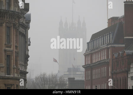 London, UK. 10. Februar 2017. Geringe Sichtbarkeit mit hohen Gebäuden verdeckt, Nieselregen und scharfer Wind im grauen Zentrum von London. Bildnachweis: Malcolm Park Leitartikel/Alamy Live-Nachrichten Stockfoto