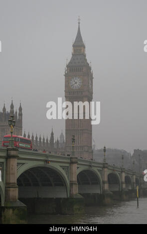 London, UK. 10. Februar 2017. Geringe Sichtbarkeit mit hohen Gebäuden verdeckt, Nieselregen und scharfer Wind im grauen Zentrum von London. Bildnachweis: Malcolm Park Leitartikel/Alamy Live-Nachrichten Stockfoto