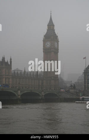 London, UK. 10. Februar 2017. Geringe Sichtbarkeit mit hohen Gebäuden verdeckt, Nieselregen und scharfer Wind im grauen Zentrum von London. Bildnachweis: Malcolm Park Leitartikel/Alamy Live-Nachrichten Stockfoto