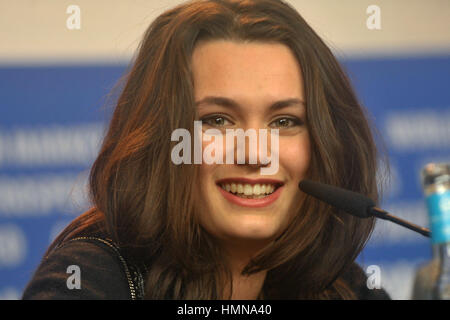 Berlin, Deutschland. 10. Februar 2017. Schauspielerin Ella Rumpf besucht die 'Tiger Girl' Pressekonferenz während der 67. Internationalen Filmfestspiele Berlinale im Grand Hyatt Hotel. Kredit Kredit: Gianfranco Zanin/Alamy Live-Nachrichten Stockfoto