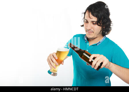 junger Mann Bier Glas isoliert auf weiss in Gießen Stockfoto