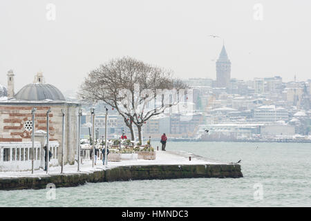 SEMSI Ahmet Pasha Moschee und Galata-Turm in der Rückseite, Waterfront Üsküdar, Istanbul, Türkei Stockfoto