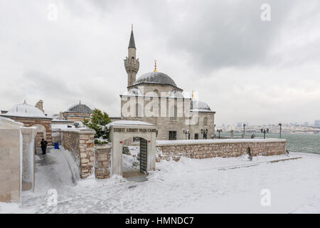 SEMSI Ahmet Pasha Moschee unter Schnee, Waterfront Üsküdar, Istanbul, Türkei Stockfoto