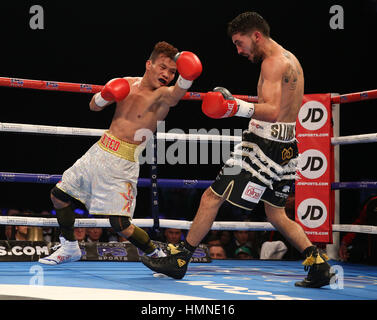 Andrew Selby (rechts) während der WBC-International-Fliegengewicht Titelkampf gegen Ardin Diale am Olympia in London. Stockfoto