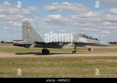 Indische Luftwaffe Su-30 Flanker bereitgestellt der britischen Besteuerung für die Abfahrt zurück nach Hause nach dem Ende des britisch-indischen Übung. Indradhanush. Stockfoto