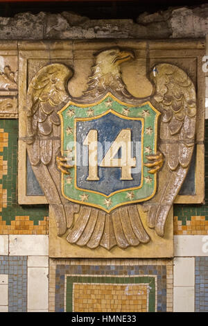 Vintage Kunst Bildhauerei an der 14th Street u-Bahnstation vor einem schönen Mosaik Fliesen Dekoration. Manhattan, New York City. Stockfoto