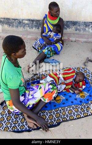 Kenia Turkana, Lodwar, Dorf Kaitese, Krankenstation, Mutter und Kinder sind für die Behandlung drauen / KENIA Turkana-Stamm, Speichern der Kinder Unterstuetzen Frauen Bei Ernaehrungssicherung, Gesundheit Und Dürre Widerstandsfähigkeit, Gesundheitsstation, Mutter Art Rechtssprechung Stockfoto