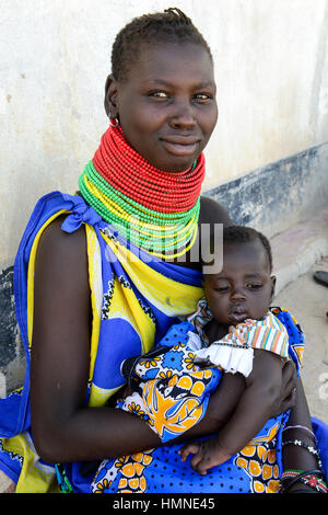 Kenia Turkana, Lodwar, Dorf Kaitese, Krankenstation, Mutter und Kinder sind für die Behandlung drauen / KENIA Turkana-Stamm, Speichern der Kinder Unterstuetzen Frauen Bei Ernaehrungssicherung, Gesundheit Und Dürre Widerstandsfähigkeit, Gesundheitsstation, Mutter Art Rechtssprechung Stockfoto