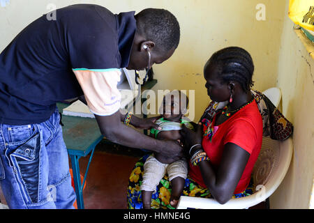 Kenia Turkana, Lodwar, Dorf Kaitese, Krankenstation, Mutter-Kind Betreuung / KENIA Turkana-Stamm, Speichern der Kinder Unterstuetzen Frauen Bei Ernaehrungssicherung, Gesundheit Und Dürre Widerstandsfähigkeit, Gesundheitsstation, Mutter Art Rechtssprechung Stockfoto