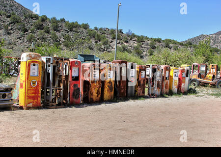 Gasoline Alley - Classical Gas auf den niedrigen Ast nach Taos in New Mexico verfügt über historische Autos und ähnliche Erinnerungsstücke sowie bits von alten Autos. Stockfoto