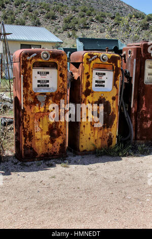 Gasoline Alley - Classical Gas auf den niedrigen Ast nach Taos in New Mexico verfügt über historische Autos und ähnliche Erinnerungsstücke sowie bits von alten Autos. Stockfoto