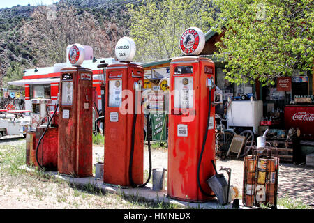 Gasoline Alley - Classical Gas auf den niedrigen Ast nach Taos in New Mexico verfügt über historische Autos und ähnliche Erinnerungsstücke sowie bits von alten Autos. Stockfoto