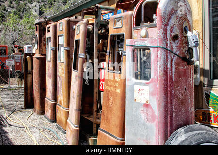 Gasoline Alley - Classical Gas auf den niedrigen Ast nach Taos in New Mexico verfügt über historische Autos und ähnliche Erinnerungsstücke sowie bits von alten Autos. Stockfoto