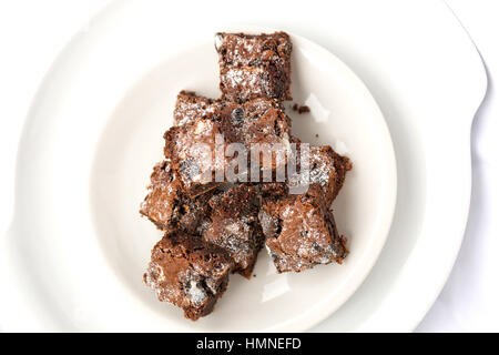 Leckere frisch gebackene hausgemachte Kekse und Creme Brownie-Stücke auf einem weißen Teller. Selektiven Fokus auf der Oberseite brownie Stockfoto