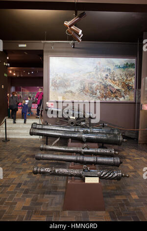 Polnische Armee-Museum innen, 17. Jahrhundert Kanonen und Schlacht von Siege Malerei in Warschau, Polen, Europa Stockfoto