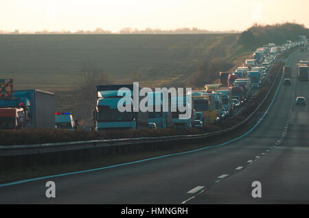 One-Way-Stau auf der Autobahn mit Polizeiauto am frühen Abend Stockfoto