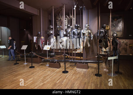 Polnische Armee-Museum innen in Warschau, Polen, Husaren Kavallerie Platte und Skala Rüstungen Sobieski Hall, 17. Jahrhundert Bewaffnung Stockfoto