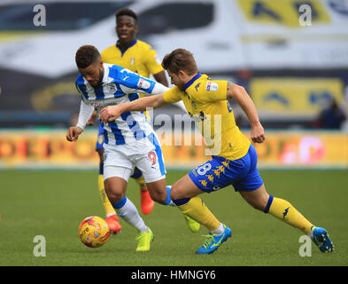 Huddersfield Town Elias Kachunga (links) und Leeds United Gaetano Berardi Kampf um den Ball während der Himmel Bet Meisterschaft match bei den John Smith Stadion, Huddersfield. Stockfoto