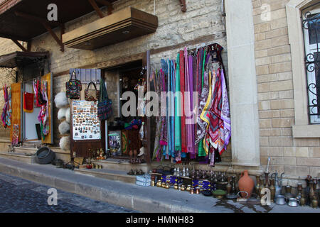 Aserbaidschan. Baku. Geschäft mit Souvenirs und Teppiche in der Altstadt. Stockfoto