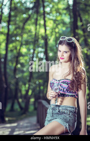 Junger Erwachsener passen Teen Mädchen trinken frische Wasser aus Kunststoff-Flasche Stockfoto