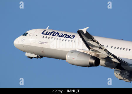 Düsseldorf, Deutschland - 16. Dezember 2016: Lufthansa Airbus A321-100 von Düsseldorf Flughafen. Stockfoto