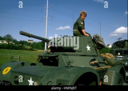 Normandie (Frankreich), Kriegsveteranen und Sammler von Vintage Militärfahrzeuge teilnehmen die jährliche Zeremonien für das Gedenken der Landung der Alliierten vom Juni 1944, M8 Greyhound leicht gepanzerten Auto Stockfoto