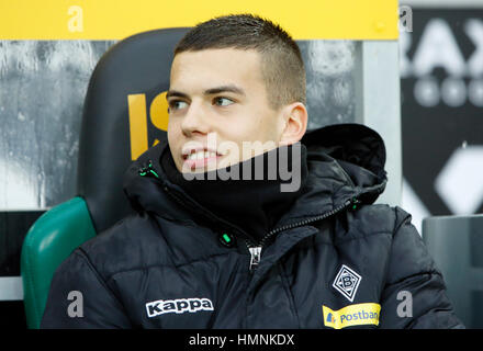 Sport, Fußball, Bundesliga, 2016/2017, Borussia Moenchengladbach vs. SC Freiburg 3:0, Borussia-Park-Stadion, Spieler Bank, Laszlo Benes (MG) Stockfoto
