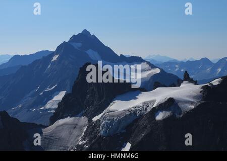 Gletscher und Berge von Mount Titlis, Schweiz gesehen. Mount Stucklistock und Mount Fleckistock. Stockfoto