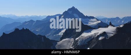 Gletscher und Berge Fleckistock, Stucklistock und andere. Atemberaubende Aussicht vom Mount Titlis, Schweiz. Stockfoto