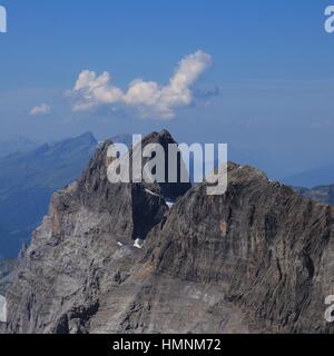 Blick vom Mount Titlis. Sommer Wolke über Mount Wendenstocke. Stockfoto