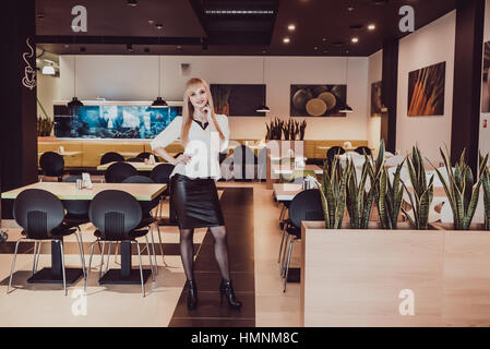 Schöne lange schlanke Beine des Modells Stockfoto