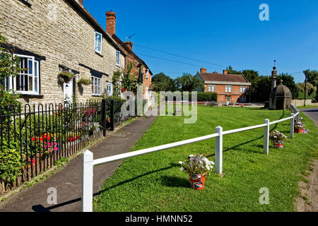 Der Dorfplatz, High Street, Steeple Ashton, Wiltshire, Vereinigtes Königreich. Stockfoto