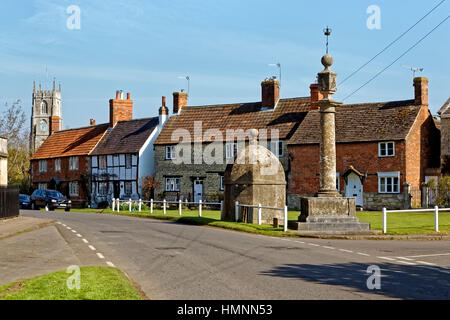 Der Dorfplatz, High Street, Steeple Ashton, Wiltshire, Vereinigtes Königreich. Stockfoto