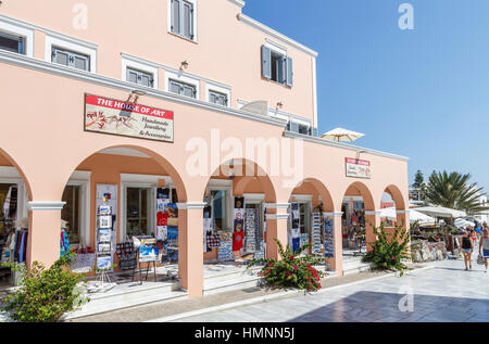 Typischen Souvenirläden in der Hauptstraße von Oia, Santorini, einer griechischen Mittelmeerinsel in der Cyclades Gruppe Stockfoto