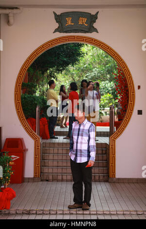 Kuala Lumpur, Malaysia - 28. Januar 2017. Unbekannter Mann Stand vor der Runde Tor innen Thean Hou Tempel während Chinese New Year Feier 2 Stockfoto