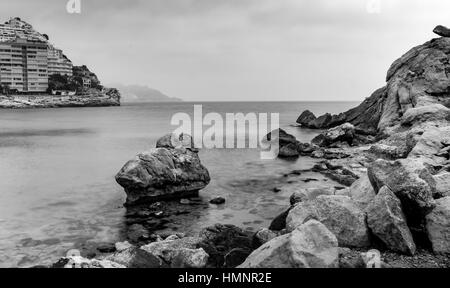 Das Dorf Finestrat und der Badeort Cala Finestrat befinden in der Marina Baixa-Region an der Costa Blanca, in der Nähe von Benidorm Stockfoto