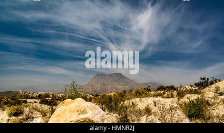 Das Dorf Finestrat und der Badeort Cala Finestrat befinden in der Marina Baixa-Region an der Costa Blanca, in der Nähe von Benidorm Stockfoto