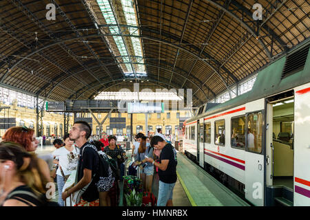 VALENCIA, Spanien - 28. Juli 2016: Leute warten auf Zug im Bahnhof Valencia. Stockfoto