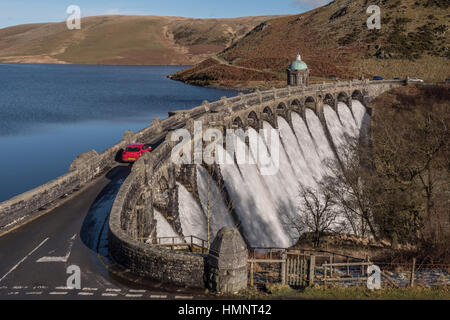 Dämme an den Elan Valley überlaufen nach, Rhayader, Powys, Wales Winterregen. Stockfoto