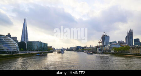 Blick auf die Themse von der Tower Bridge, London. Stockfoto