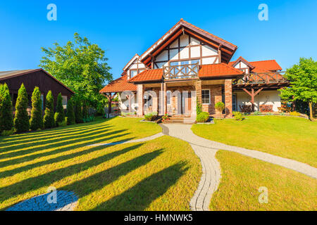 LEBA, Polen - 20. Juni 2016: typisches Haus gebaut im Stil der kaschubischen im grünen Garten in der Stadt Leba, Ostsee, Polen. Stockfoto