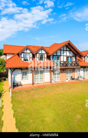 LEBA, Polen - 20. Juni 2016: typisches Haus gebaut im Stil der kaschubischen im grünen Garten in der Stadt Leba, Ostsee, Polen. Stockfoto