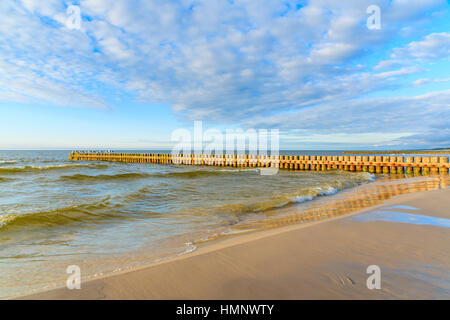 Hölzernen Wellenbrecher am Leba Strand tagsüber sonnig mit Wolken, Ostsee, Polen Stockfoto