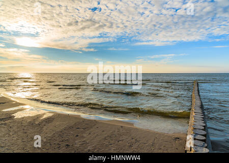 Hölzernen Wellenbrecher am Leba Strand tagsüber sonnig mit Wolken, Ostsee, Polen Stockfoto