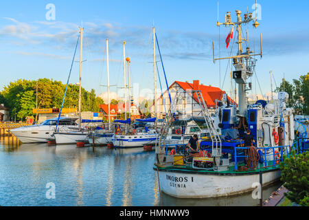 LEBA PORT, Ostsee - 21. Juni 2016: Angelboote/Fischerboote ankern in kleiner Hafen in Leba Stadt an der Küste der Ostsee, Polen. Stockfoto