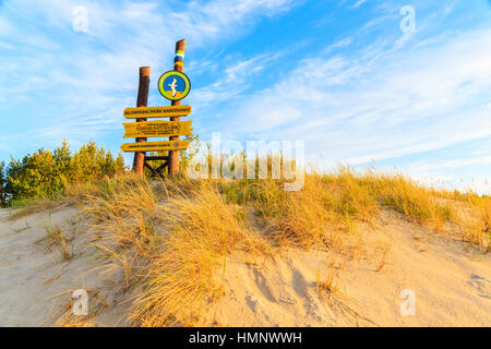 LEBA Strand, Ostsee - 21. Juni 2016: Sonnenuntergang und Schild am Eingang zum Slovinsky National Park, dem größten Sanddünen an der Küste zur Ostsee, Polen berühmt ist. Stockfoto