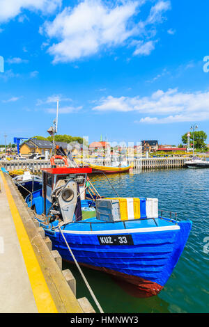 KUZNICA PORT, Polen - 22. Juni 2016: Bunte Fischerboote ankern in Kuznica Hafen auf der Halbinsel Hel, Ostsee, Polen. Stockfoto