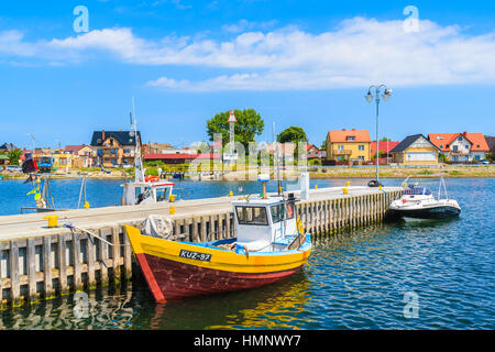 KUZNICA PORT, Polen - 22. Juni 2016: Bunte Fischerboote ankern in Kuznica Hafen auf der Halbinsel Hel, Ostsee, Polen. Stockfoto