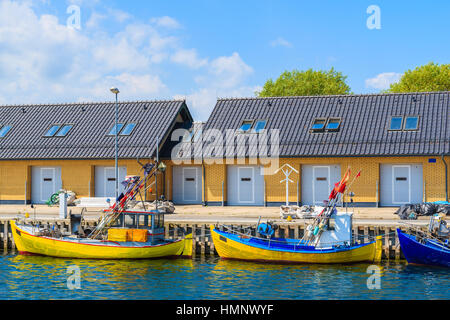 Bunte Fischerboote ankern in Kuznica Hafen auf der Halbinsel Hel, Ostsee, Polen Stockfoto